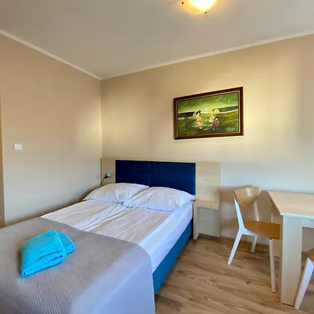 Octavia- Apartamenty, Pokoje, Cisza Spokój, 15min, Balkon, Parking, Wifi, Aneks Kuchenny * Jastrzębia Góra